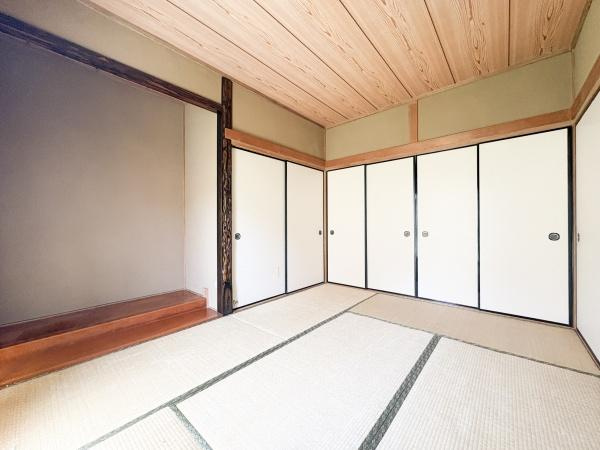 富士見が丘西4丁目中古の和室|落ち着いた雰囲気の和室です。障子やふすまのデザインが和の趣を感じさせます。天井や柱の木目が温かみを演出しています。収納スペースもしっかり確保されています。