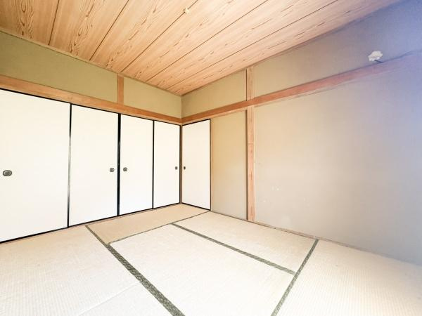 富士見が丘西4丁目中古の和室|畳とふすまが調和した落ち着いた空間です。天井や柱の木目がナチュラルな雰囲気を演出しています。収納スペースも充実しています。