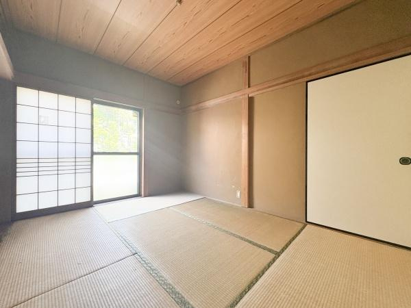 富士見が丘西4丁目中古の和室|障子から差し込む自然光が心地よく広がります。畳の香りと質感が楽しめる空間です。天井や柱の木目が温かみを感じさせます。収納も備わっており使い勝手の良いお部屋です。