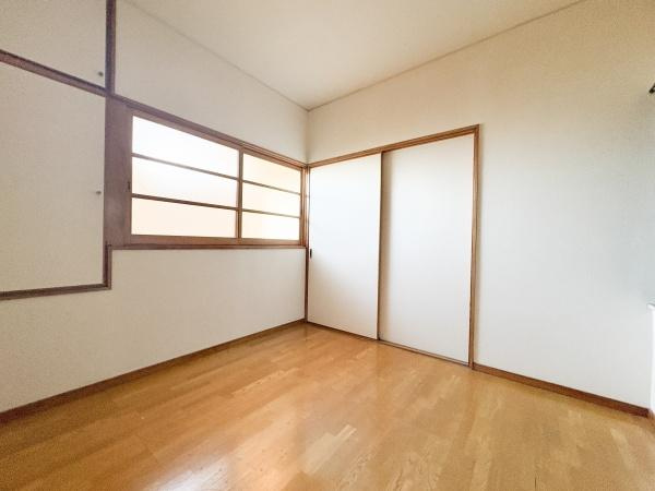 富士見が丘西4丁目中古の洋室|明るい雰囲気の約4.5帖の洋室。フローリング仕上げのためお手入れも簡単です。開放感があり用途に合わせて使いやすい空間です。