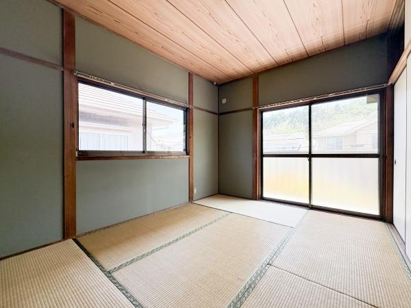 富士見が丘西4丁目中古の和室|落ち着いた和の雰囲気を感じられる空間が広がります。畳の床がくつろぎやすい印象を与えます。天井と壁の木目が室内に温かみをプラスしています。