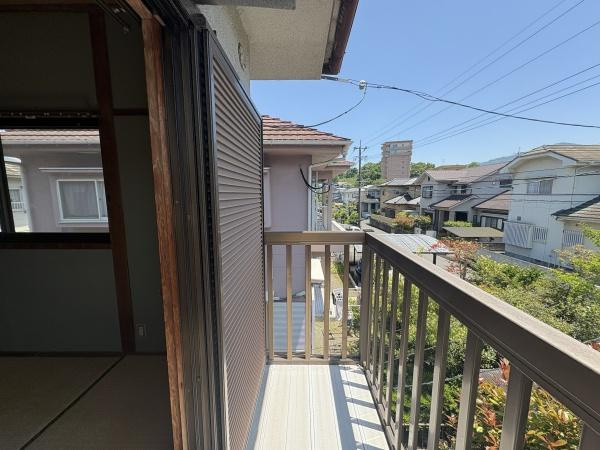 富士見が丘西4丁目中古のバルコニー|バルコニーからの見晴らしが心地よく周囲に住宅が広がる落ち着いた環境です。しっかりとした手すりが設置されており安心して利用できます。室内からの出入りもスムーズな造りとなっています。