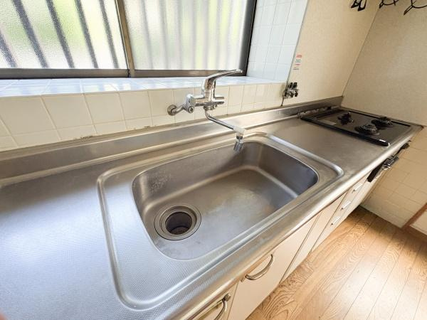 富士見が丘西4丁目中古のキッチン|ステンレスシンクが広めに設計されており日々のお手入れがしやすいです。シンプルなデザインで清潔感があります。カウンター付きで作業スペースも確保されています。