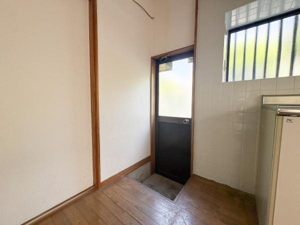 富士見が丘西4丁目中古のその他|明るい光が差し込む勝手口がある空間です。床面の段差があり外部へのアクセスが便利に設計されています。
