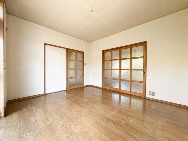 富士見が丘西4丁目中古の洋室|木目調の床が落ち着いた雰囲気を演出します。大きな引き戸でお部屋の使い勝手も良好です。壁面が広いためインテリアの配置も楽しめます。