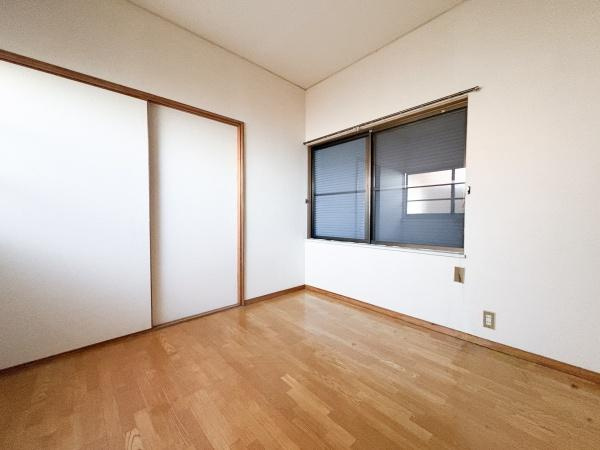富士見が丘西4丁目中古の洋室|シンプルなデザインで明るい色調のフローリングが特徴的です。大きな窓からの採光で室内が開放的に感じられます。収納に便利な引き戸も備わっています。
