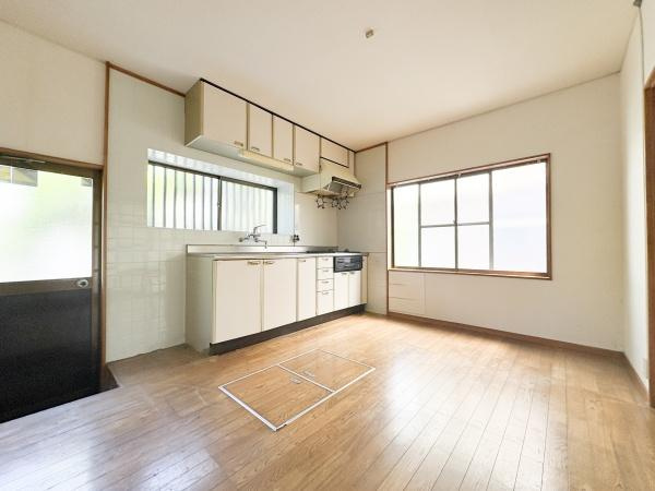 富士見が丘西4丁目中古のキッチン|窓から光が差し込む明るいキッチンです。十分なスペースがあり使いやすさが感じられます。収納もしっかり確保されています。