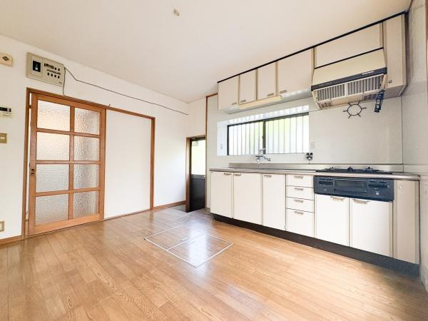 富士見が丘西4丁目中古のキッチン|広々としたキッチンスペースは収納も豊富で整理しやすい造りです。大きな窓があり日差しが差し込む明るい空間です。使い勝手の良いシンプルなレイアウトも魅力です。