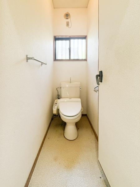 富士見が丘西4丁目中古のトイレ|トイレはシンプルな設計で使いやすさが感じられます。窓からは自然光が入るため明るい空間になっています。ペーパーホルダーが壁面に備え付けられており機能的です。