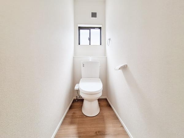 大在北3丁目2期1号棟のトイレ|コンパクトな空間に設置されたトイレはシンプルな内装が印象的です。
小窓があり自然光を取り入れることができます。
壁や床の色合いが落ち着いていてすっきりとした印象です。