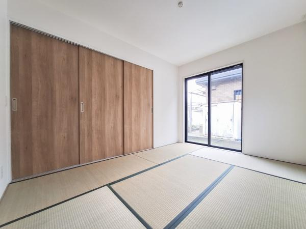 大在北3丁目2期1号棟の和室|大きな窓から自然光が差し込む和室です。シンプルなデザインと落ち着いた色合いが特長となっています。収納スペースも充実しフローリングの戸で使い勝手も良好です。清潔感のある空間となっています。