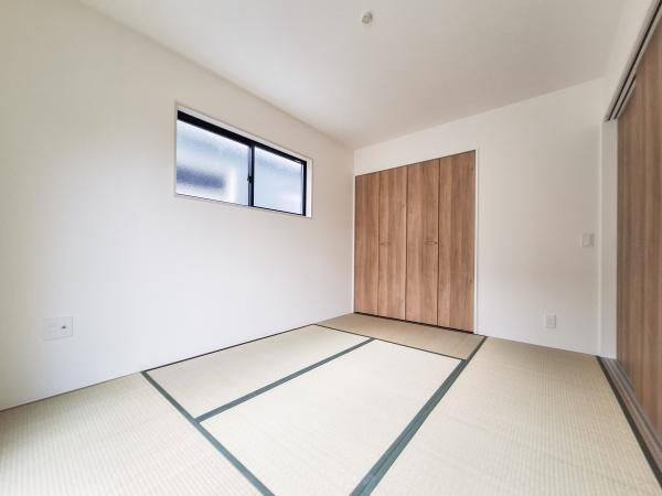 大在北3丁目2期1号棟の和室|和室ならではの落ち着いた雰囲気が漂います。
ナチュラルな木目の建具がシンプルな空間に調和しています。