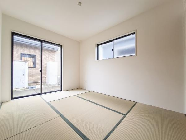 大在北3丁目2期1号棟の和室|和室には大きな窓がありたっぷりと自然光が入ります。畳の落ち着いた雰囲気が広がる開放感のある空間です。清潔感のある仕上がりも魅力です。