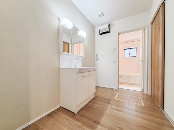 大在北3丁目2期1号棟の独立洗面台|清潔感のある洗面台が設置されており明るい照明で毎日の身支度が快適にできます。