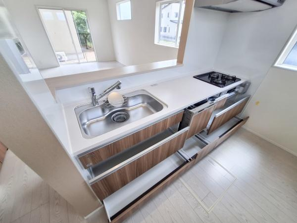 森町西3丁目1期2号棟のキッチン|明るい光が差し込むキッチンが魅力です。大きなシンクや複数の収納スペースが使いやすさを感じさせます。清潔感あるカウンターはお手入れも簡単です。食器や調理器具がすっきり収まるデザインです。