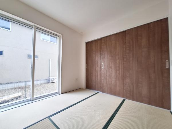 森町西3丁目1期2号棟の和室|大きな窓から光が入り和室がとても明るくなります。押し入れも備え付けられており収納に便利です。障子の代わりにサッシが採用されているためお手入れも簡単です。畳が新しく清潔感が感じられる空間です。