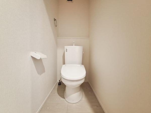 森町西3丁目1期2号棟のトイレ|落ち着いた色合いの壁と床が特徴のトイレです。シンプルな設計で清潔感があります。奥行きも確保されているためゆったりと使用できます。無駄のないデザインが魅力です。清掃がしやすい空間となっています。