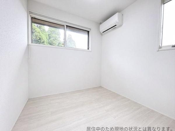 丹生中古の洋室|ホワイトを基調とした約4.5帖の洋室。窓が2面にあり明るい光が差し込みます。