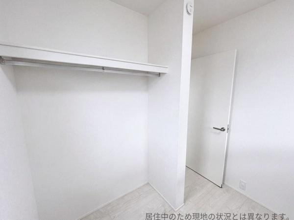 丹生中古の収納|シンプルなデザインの収納スペースが室内をすっきりと見せます。クローゼットは奥行きがあり長物も掛けやすい仕様です。