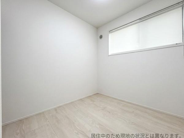 丹生中古の洋室|シンプルな内装で空間の使い方が広がります。明るい床色が部屋全体をやさしく演出しています。