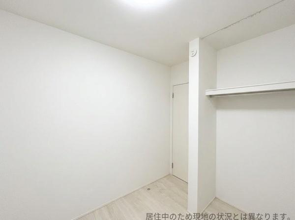 丹生中古の洋室|シンプルな内装で清潔感があり自由なレイアウトが楽しめます。白を基調とした洋室で室内が明るく感じられます。