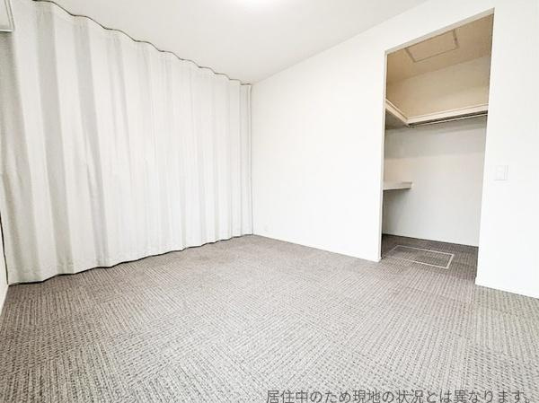 丹生中古の洋室|明るい色合いの内装が特徴の洋室です。広々としたスペースが確保されてあり収納スペースもしっかり設けられています。カーテンで空間を仕切ることも可能です。清潔感のある空間が印象的です。