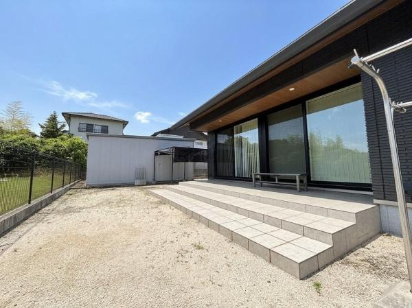 丹生中古の庭|ゆったりとした開放感のあるお庭。大きな掃き出し窓とつながっており室内外の行き来も便利です。日当たりのよい縁側スペースが魅力です。手入れのしやすいシンプルなデザインです。