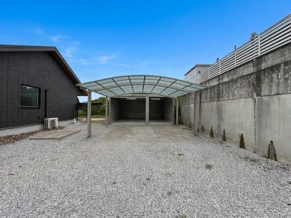 丹生中古の駐車場|広々としたスペースでゆとりを感じられる駐車場です。屋根付きで大切な車を雨や日差しから守れます。敷地内に余裕がありさまざまな車種にも対応できます。