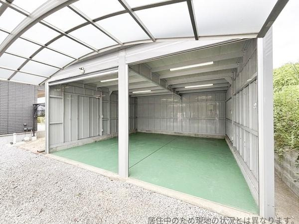 丹生中古のその他|ガレージ全体が明るく天井の高さも十分に確保されています。照明がしっかりと設置されているため日中でも夜間でも利用しやすいです。