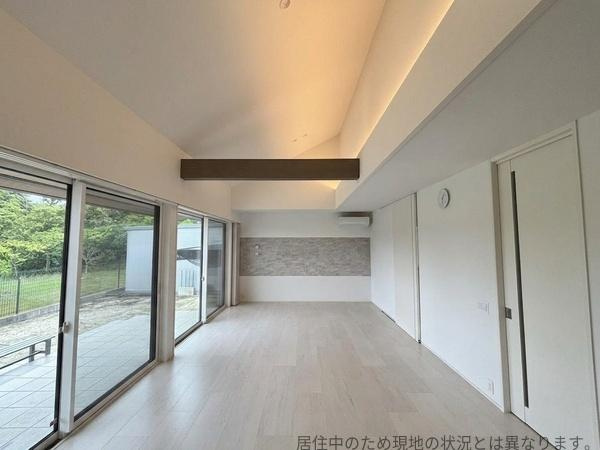 丹生中古の居間・リビング|大きな窓から豊かな自然が感じられるリビングです。天井が高く開放感のある造りとなっています。室内はホワイトを基調としたすっきりとした印象です。