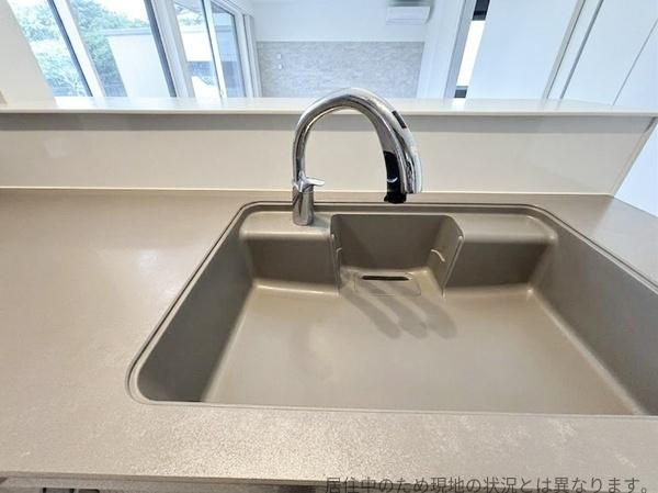 丹生中古のキッチン|シンプルなデザインのキッチンシンクが設置されています。カウンターが広めに確保されておりすっきりとした印象です。