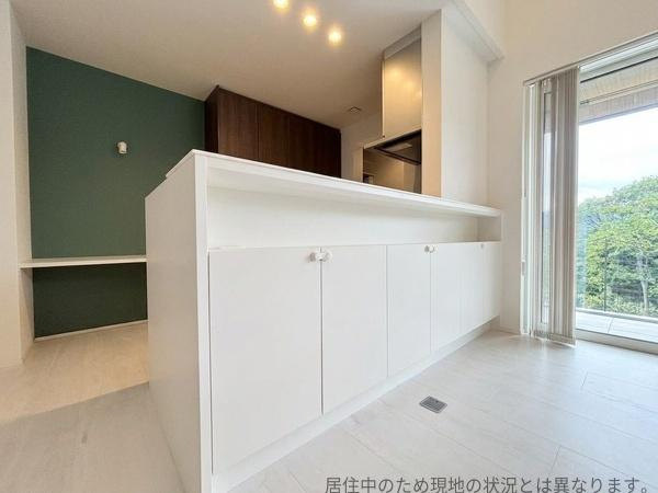 丹生中古の収納|キッチンカウンター下に備え付けられた収納はすっきりとしたデザインでお部屋の印象を整えます。扉付きで生活感を抑えられる点も魅力です。