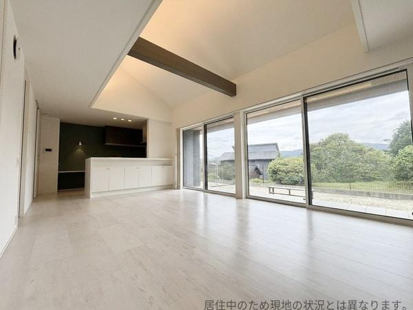 丹生中古の居間・リビング|大きな窓から自然光がたっぷりと入り明るく開放的なリビングです。天井が高く広がりのある空間が特徴的です。