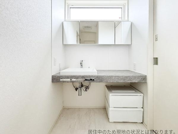 丹生中古の独立洗面台|シンプルなデザインの洗面台が印象的です。ナチュラルなフローリングと調和した空間が広がります。