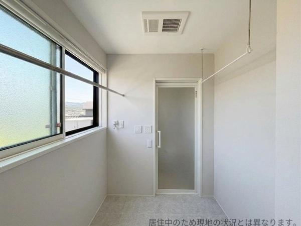 丹生中古のその他|広々としたサニタリールームには大きな窓があるので風通しが良いです。