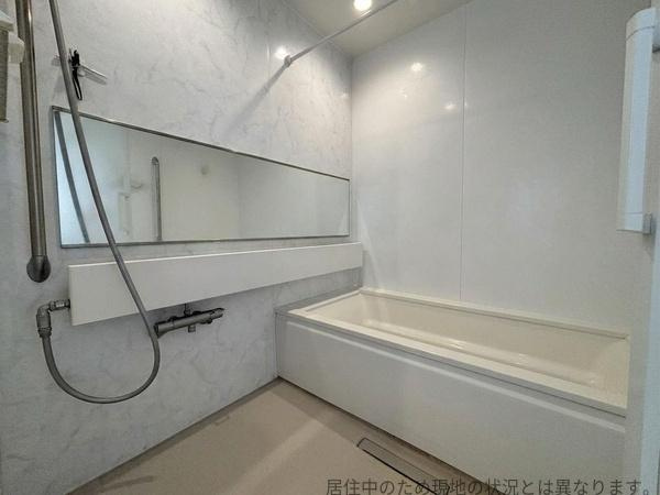 丹生中古の浴室|ワイドミラーが空間を広く見せてくれるバスルーム。浴槽はゆったりとしたサイズです。シンプルなデザインが魅力的です。
