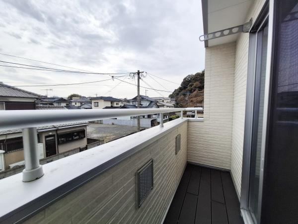 森1号新築建売住宅のバルコニー|開放感のあるバルコニーが魅力的です。白を基調とした外壁と手すりのデザインが調和しています。奥行きがあり使い勝手の良い空間です。眺望も確保されており便利です。暮らしの幅が広がるバルコニーです。