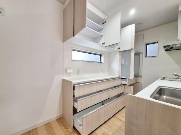 森1号新築建売住宅のキッチン|キッチン収納が充実しており整理整頓しやすい空間です。シンクや調理スペースも広々としているため使い勝手が良い仕様です。全体的に明るい色調でまとめられており清潔感があります。