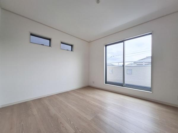 森1号新築建売住宅の洋室|二面採光で室内が明るい印象です。シンプルなデザインが空間を広く見せてくれます。清潔感のあるフローリングが特徴的です。窓が多く通風も良好です。家具の配置も工夫しやすい間取りです。