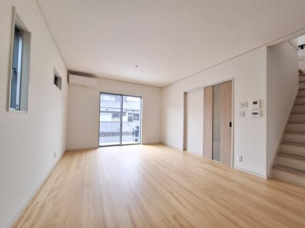 森1号新築建売住宅の居間・リビング|大きな窓からたっぷりと自然光が入るリビングです。床材が明るく空間全体が開放的に感じられます。壁や天井がシンプルなデザインで様々なインテリアとの相性も良さそうです。窓際にはエアコンが設置されています。