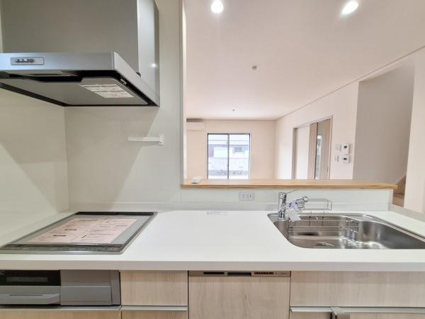 森1号新築建売住宅のキッチン|キッチン全体がすっきりとした印象で清潔感があります。コンロやシンクの配置が効率的です。カウンターキッチン仕様で開放感があります。収納スペースも豊富で使い勝手が良いです。家事の動線も確保されています。