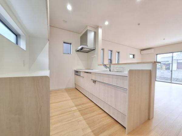森1号新築建売住宅のキッチン|明るく開放感のあるキッチンです。窓からの採光で室内がしっかりと照らされます。収納スペースも豊富に備わっています。清潔感が漂うデザインとなっています。動線もスムーズな配置です。