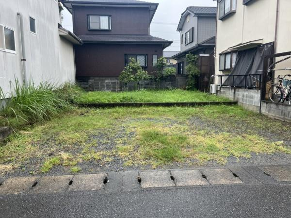 汐見二丁目　土地のその他|現地土地写真から市街地の落ち着いた雰囲気が感じられます。間口が広く両隣は住宅が建ち並び建築計画がしやすい形状です。道路とも接道しておりアクセスも良好です。周囲は静かで暮らしやすい環境となっています。