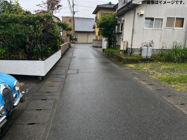 汐見二丁目　土地のその他|静かな住宅街に位置し周囲には緑も感じられる現地土地写真です。前面道路も整備されており車の出入りも安心です。周辺には戸建てが並び落ち着いた雰囲気が漂っています。