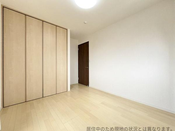 公園通り1丁目　中古の洋室|2階 約5.4帖の収納豊富な洋室には、大きなクローゼットが備わっており収納力があります。明るい床色が空間を広く感じさせます。壁面はシンプルなデザインで家具の配置もしやすいです。