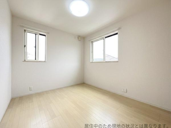 公園通り1丁目　中古の洋室|2階 約5.4帖、二面採光で明るい洋室です。白を基調とした壁と天井が開放感を演出しています。床はナチュラルな色合いで様々なインテリアに対応しやすいです。