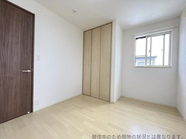 公園通り1丁目　中古の洋室|2階 約4.8帖、明るい色のフローリングが印象的な洋室です。窓からの自然光が室内にしっかりと差し込みます。収納スペースも確保されており整った空間になっています。
