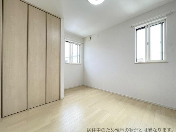 公園通り1丁目　中古の洋室|2階 約4.8帖の洋室は明るい色合いのフローリングが特徴です。二面採光のため日中も陽射しが入りやすいです。収納スペースもありお部屋をすっきりと整理できます。