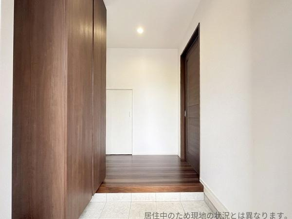 公園通り1丁目　中古の玄関|木目調のデザインが特徴的な玄関です。ホワイトとブラウンのコントラストが印象的です。収納スペースが豊富に確保されています。