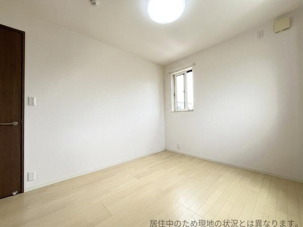 公園通り1丁目　中古の洋室|白を基調とした壁と明るいフローリングが洋室に開放的な印象を与えます。シンプルな内装なので様々なインテリアにも調和しやすい空間です。